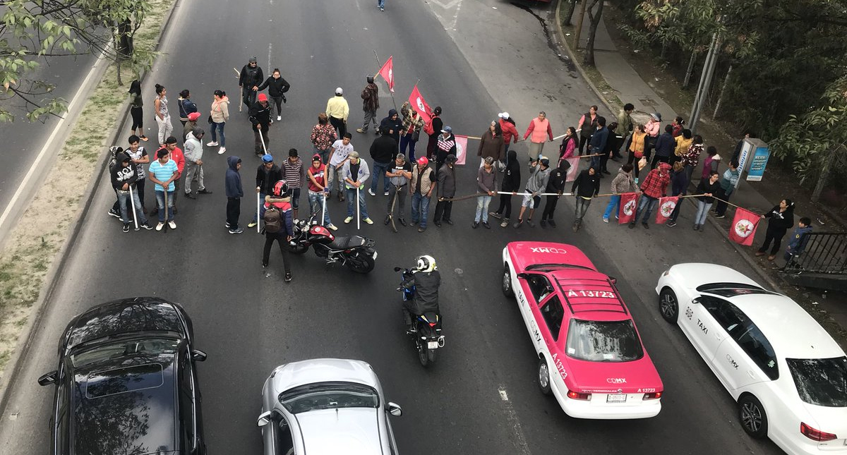 Campesinos bloquean Constituyentes en ambos sentidos