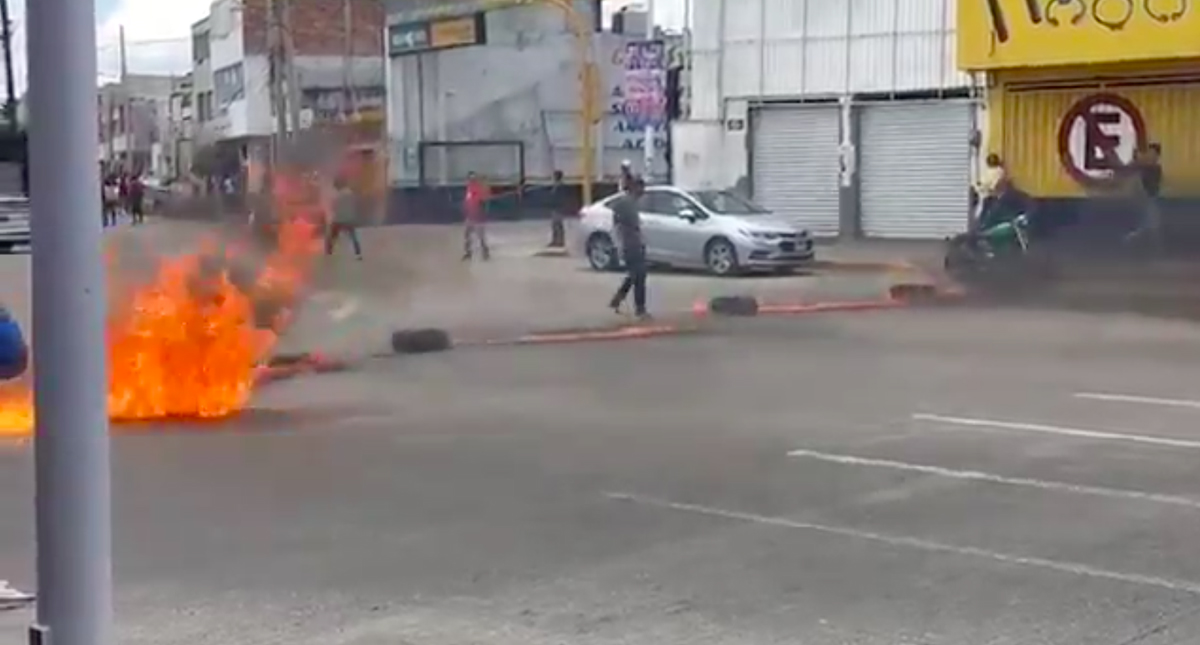 Instalan bloqueos en Texmelucan tras asesinato de dos sujetos Instalan bloqueos en Texmelucan tras asesinato de dos sujetos