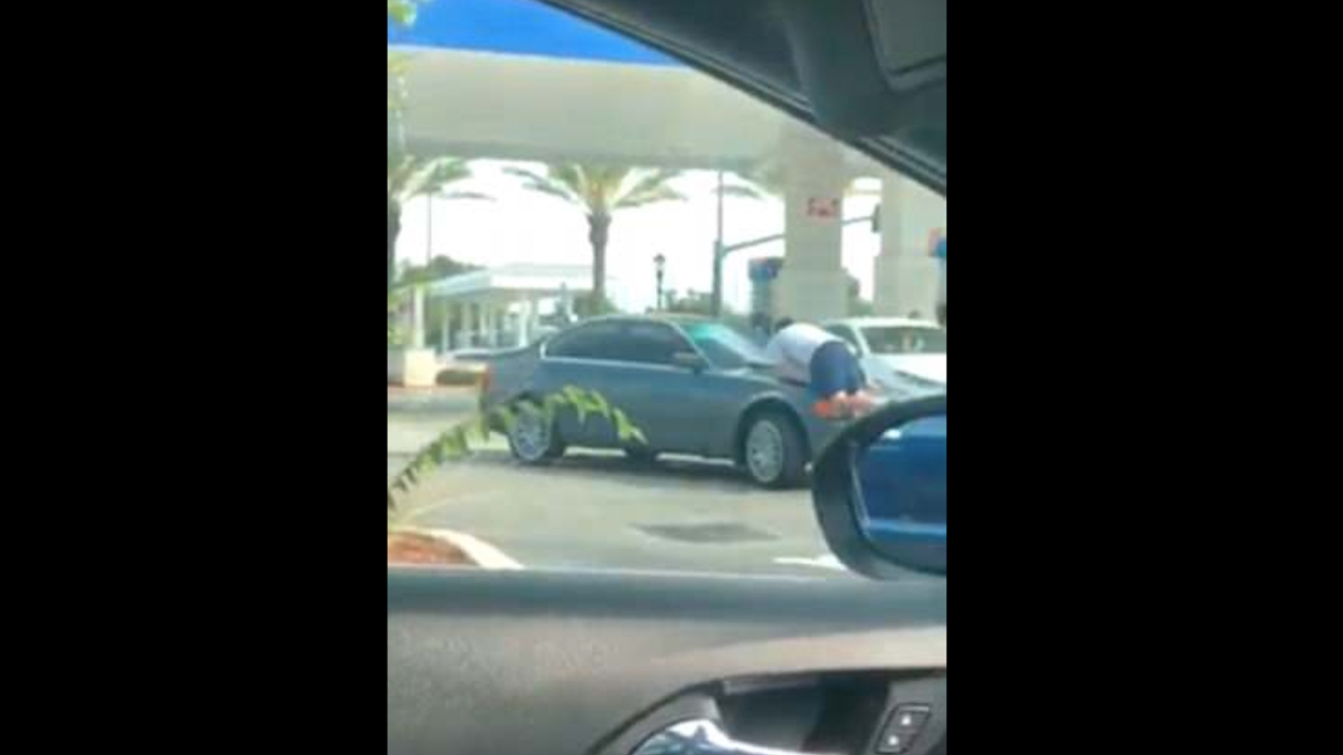 #Video Conductor arrolla a hombre tras pelea