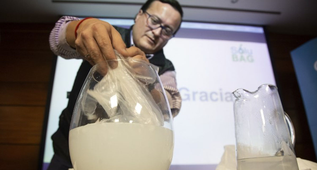 Chilenos fabrican bolsas plásticas solubles en agua que no contaminan