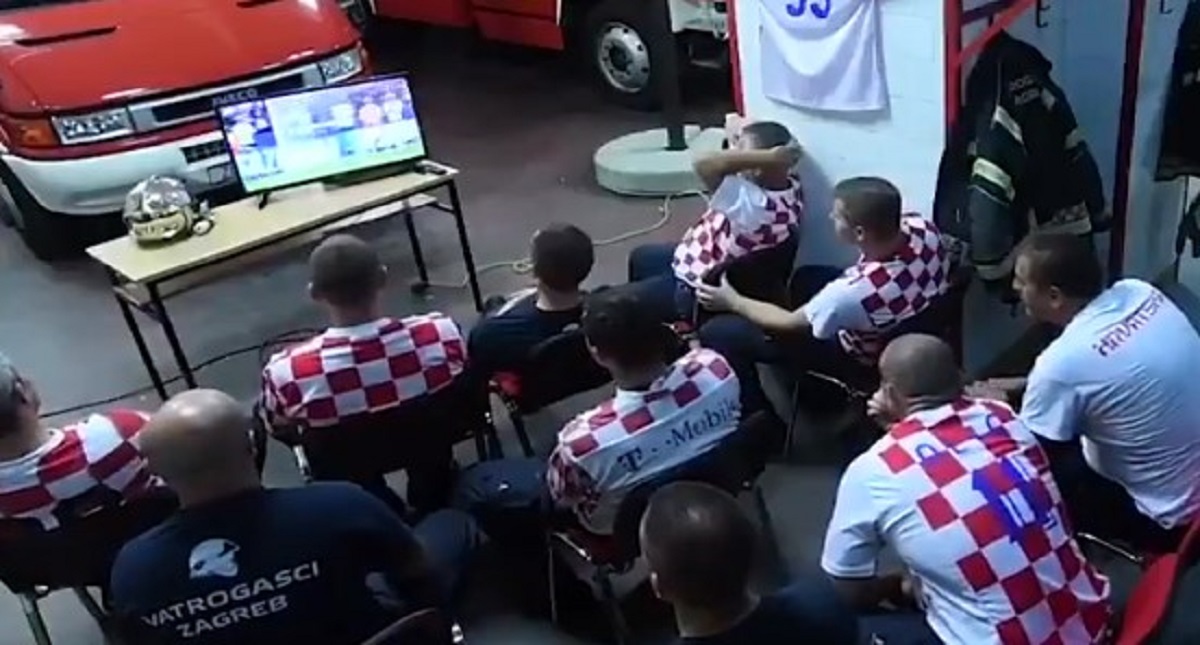 #Video Impresionan bomberos que dejan de ver el Mundial por emergencia