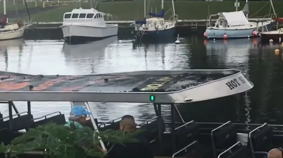 Lava del volcán Kilauea cae sobre bote de turismo dejando al menos 13 heridos - bote1