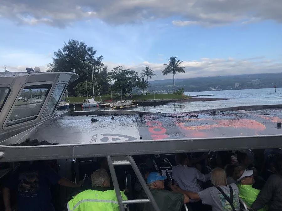 Lava del volcán Kilauea cae sobre bote de turismo dejando al menos 13 heridos - bote4