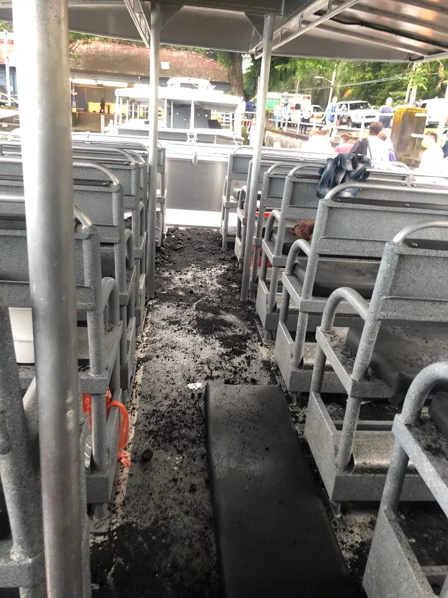 Lava del volcán Kilauea cae sobre bote de turismo dejando al menos 13 heridos - bote5