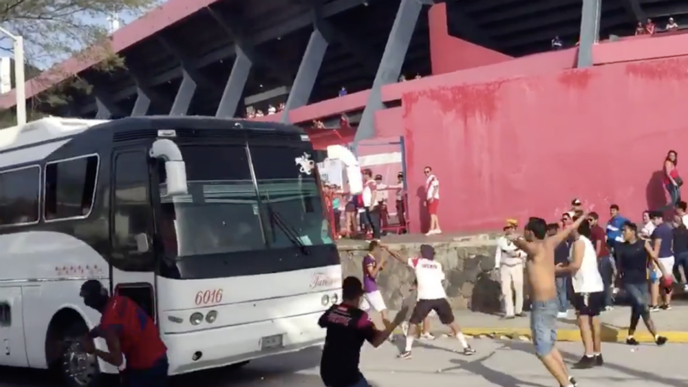 #Video Bronca entre aficionados de Veracruz y Pumas