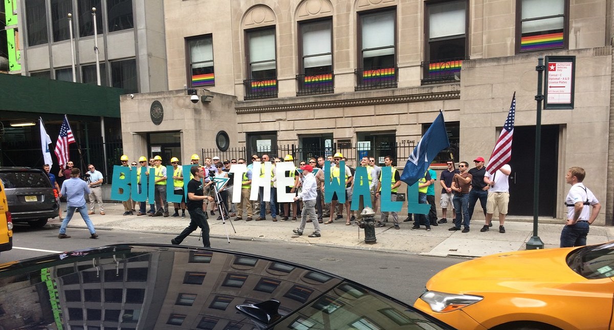 #Video Racistas exigen muro frente a consulado de México en NY