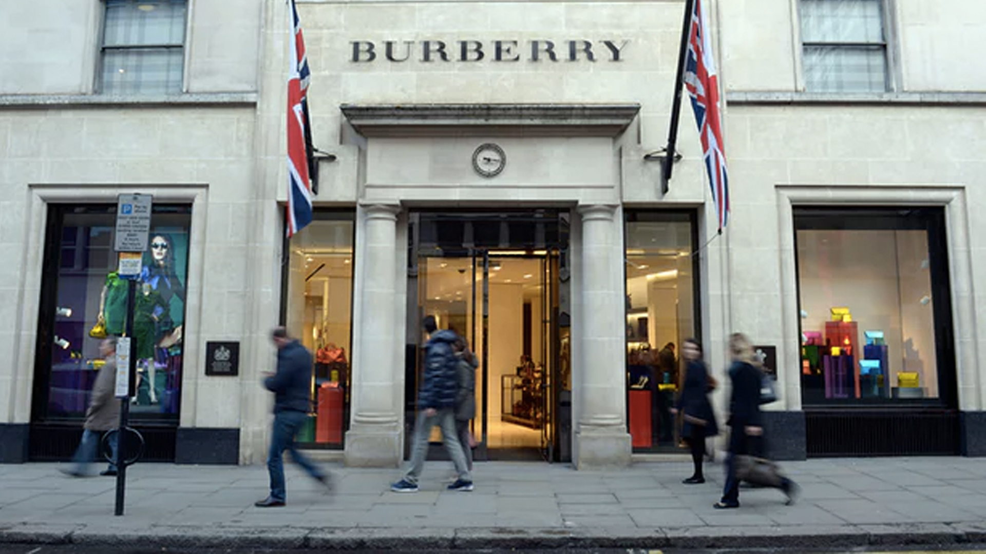 Burberry quema 37 mdd en mercancía para proteger la marca