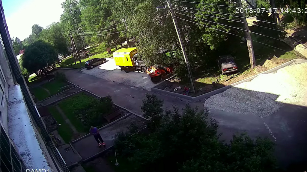 #Video Obreros rescatan a niño que cae desde edificio