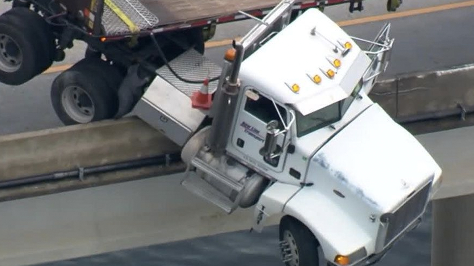 #Video Camión queda colgando en puente en Florida