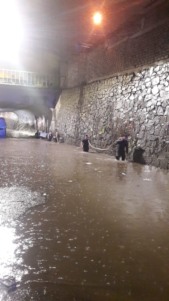 Policías rescatan a 26 pasajeros de un camión inundado en Guadalajara - camion-inundado-guadalajara-2