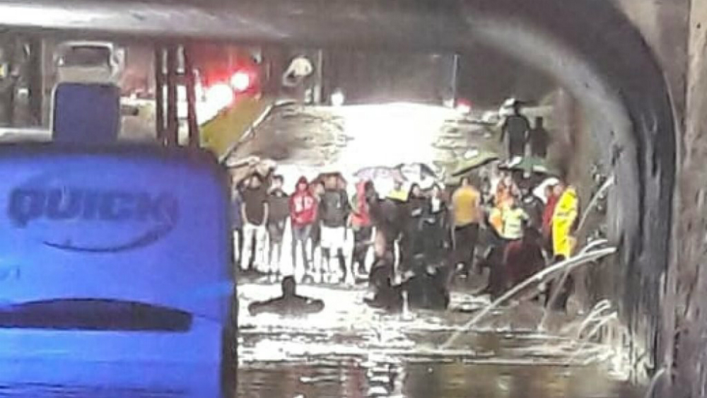 Policías rescatan a 26 pasajeros de un camión inundado en Guadalajara