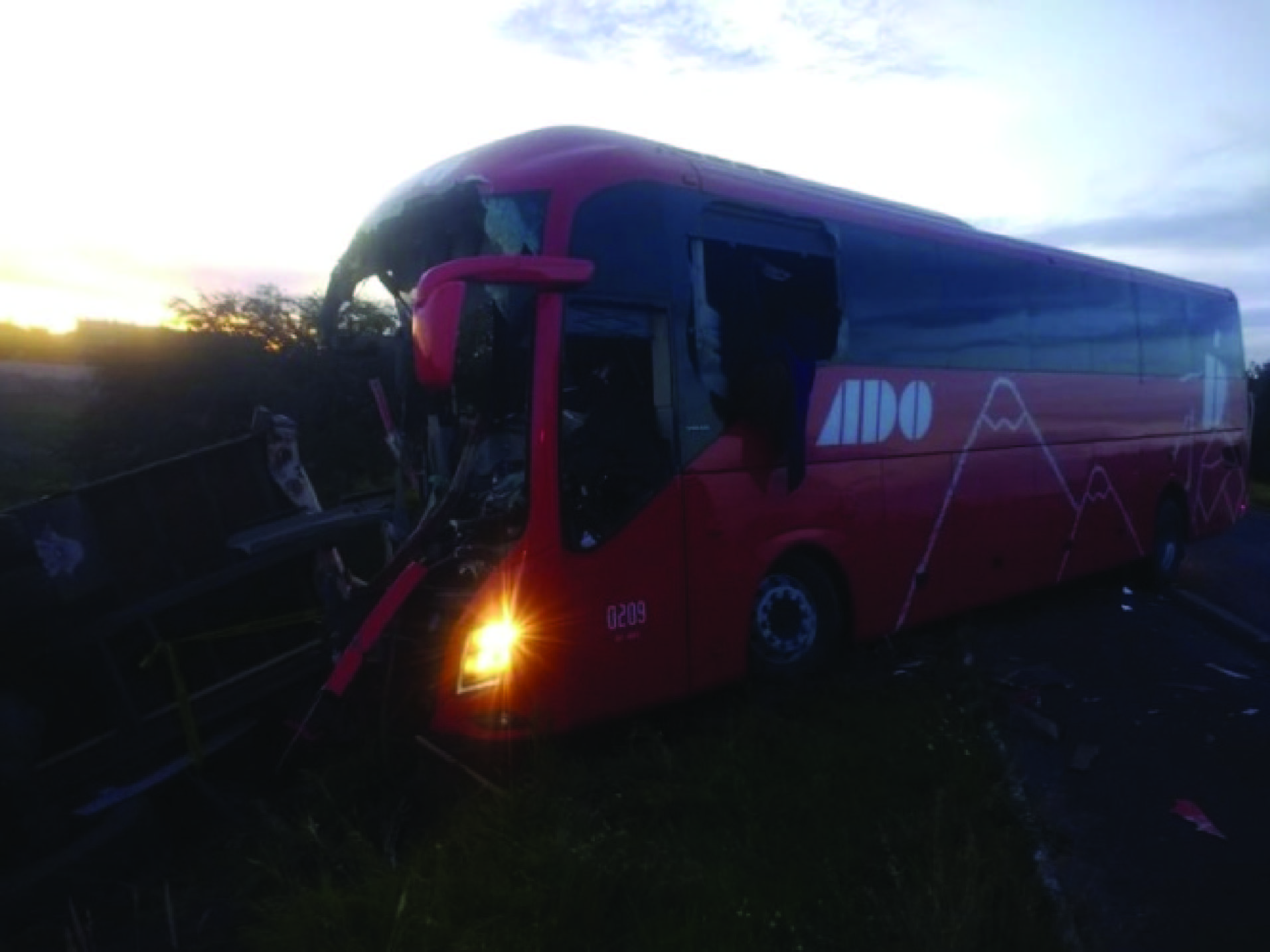 Autobús impacta contra camión en la México – Pirámides