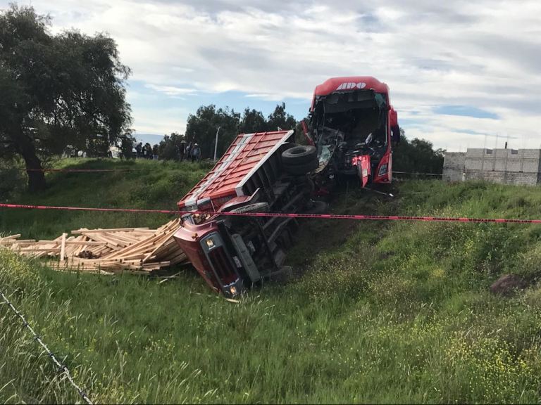Autobús impacta contra camión en la México - Pirámides - camionesint