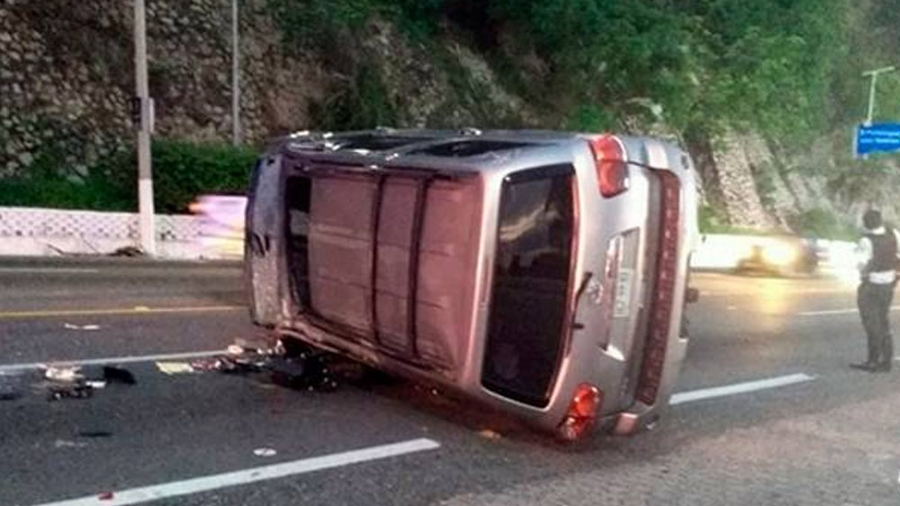 Hombres armados intentan robar camioneta a funcionario en Guerrero - camioneta-volcada-acapulco1
