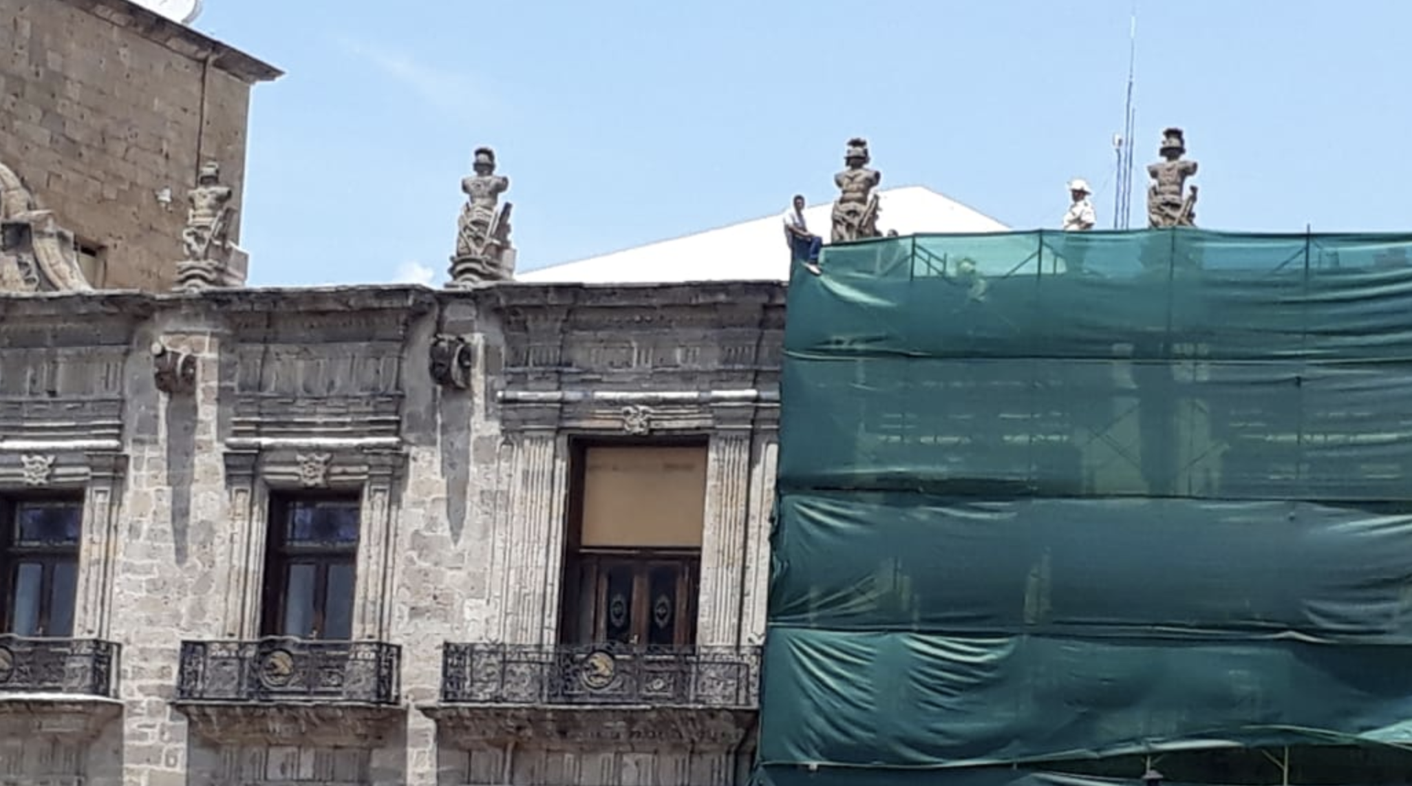 Sujeto amenazó con arrojarse de lo alto de Palacio de Gobierno en Guadalajara
