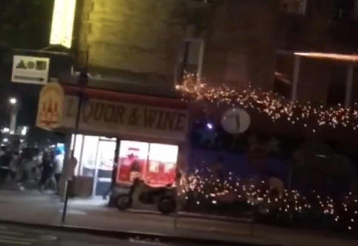 #Video Mujer dispara fuegos artificiales contra peatones en Nueva York