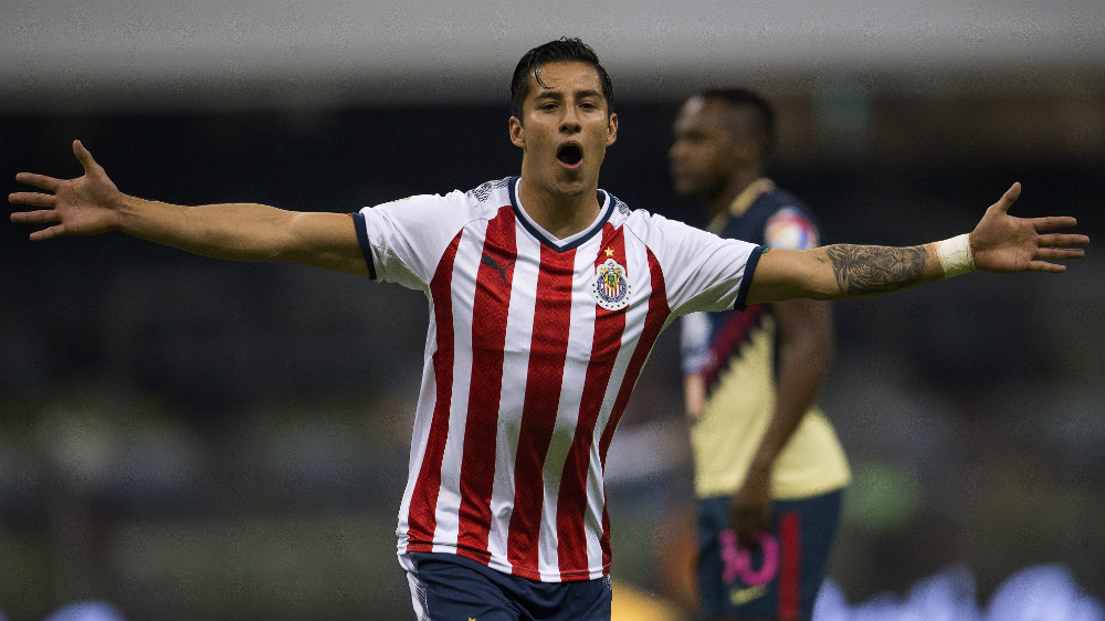 Operan a Carlos Cisneros y será baja con Chivas por cuatro meses
