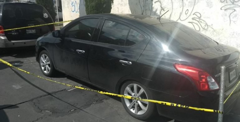 Abandonan seis cadáveres dentro de auto en Nezahualcóyotl - carronezaint