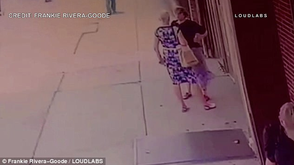 #Video Cartel metálico cae sobre mujeres en Brooklyn