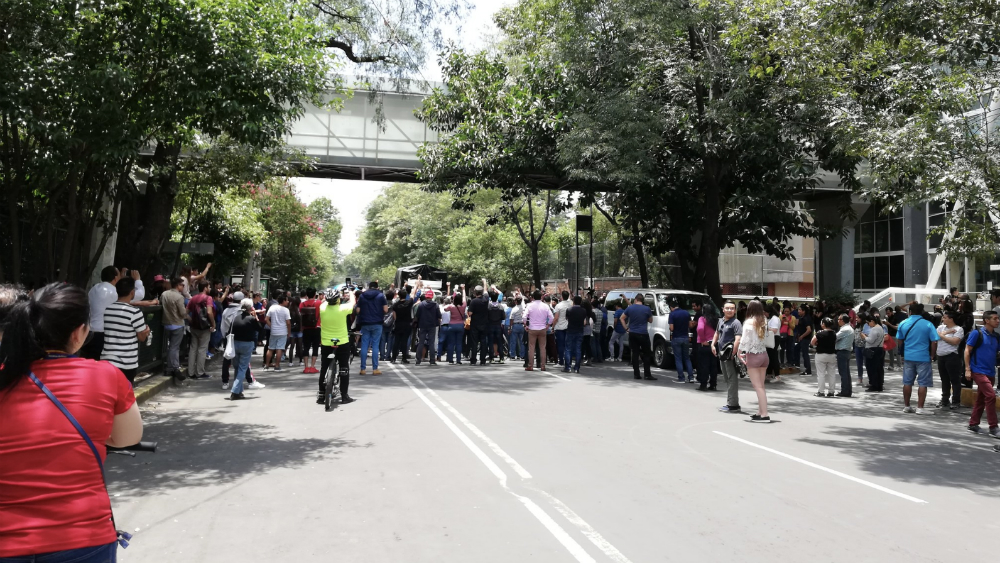 Bloquean avenida Coyoacán debido a que casilla especial se quedó sin boletas