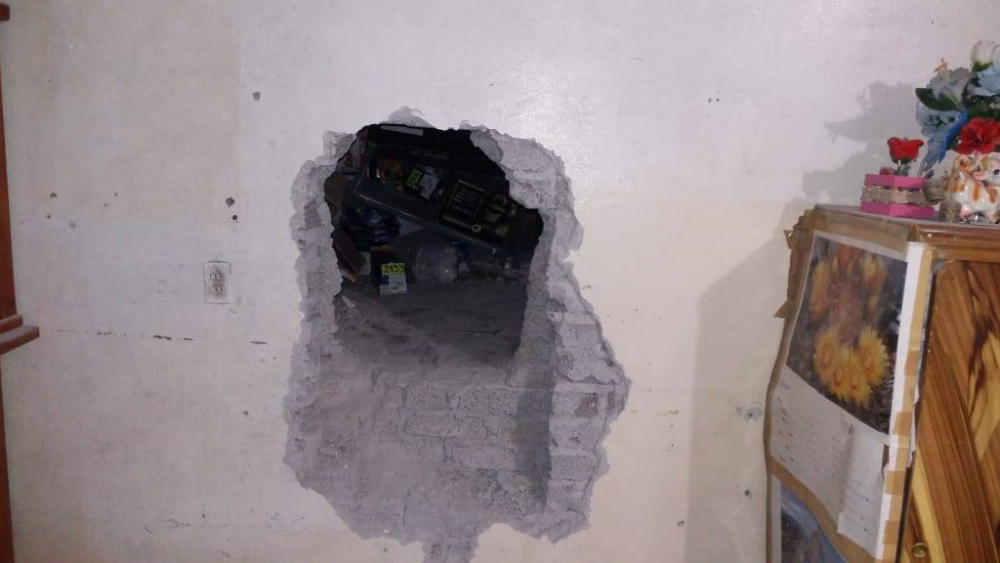 Abren hoyo en vivienda para robar en tienda Elektra en el Edomex - chalco-edomex-elektra