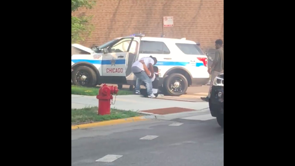 #Video Civiles auxilian a policías accidentados en Chicago #Video Civiles auxilian a policías accidentados en Chicago