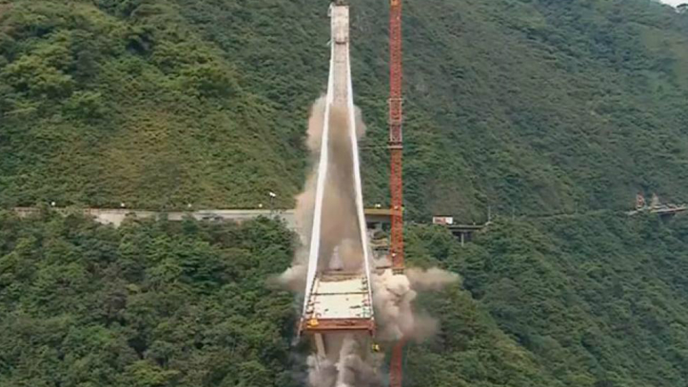 #Video Así demolieron un puente en Colombia por defectos en infraestructura