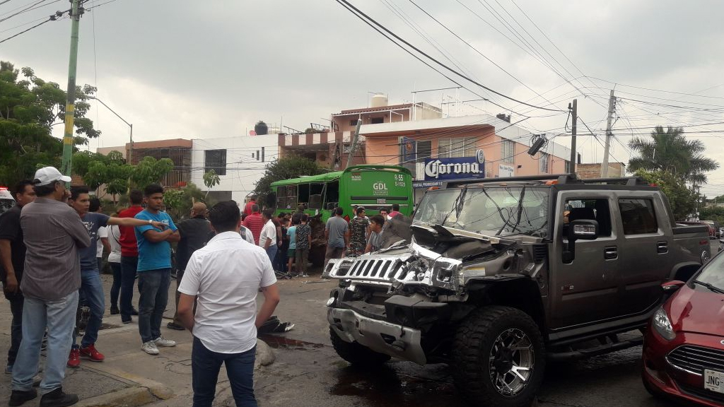 #Video Camioneta impacta contra camión de pasajeros en Guadalajara - choque-camion-camioneta-guadalajara-2