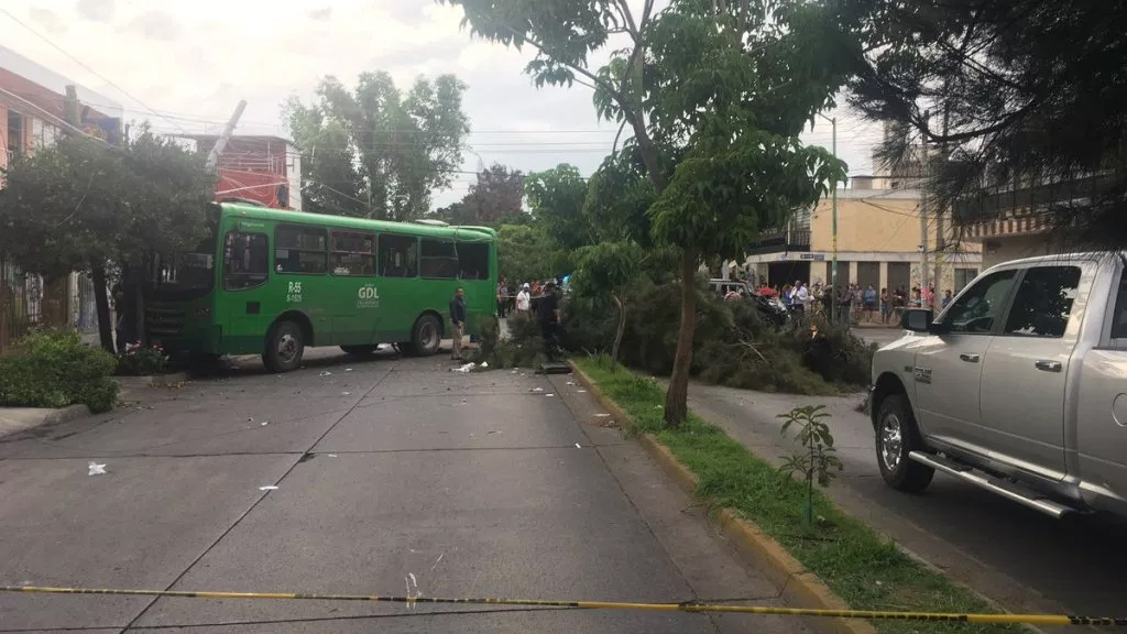 #Video Camioneta impacta contra camión de pasajeros en Guadalajara #Video Camioneta impacta contra camión de pasajeros en Guadalajara