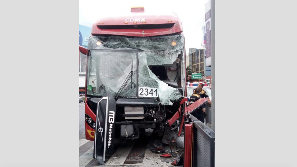 Choque de Metrobús deja diez heridos en la Miguel Hidalgo
