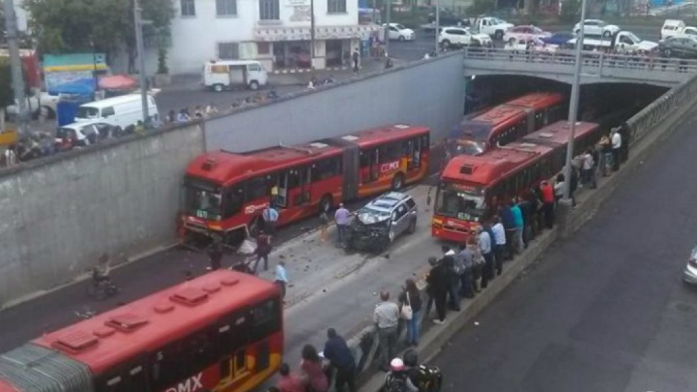 Chocan auto particular y unidad del Metrobús en Xola