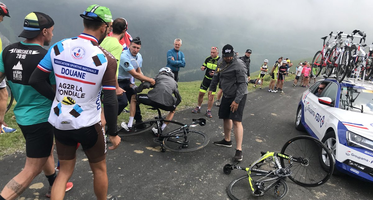 #Video Policía confunde a campeón del Tour de France y lo tira