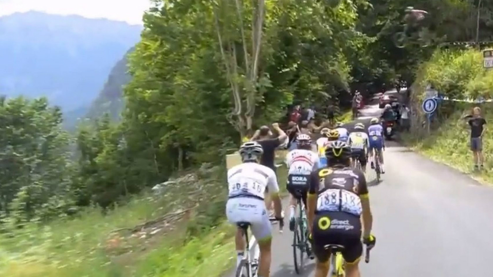 #Video Peligroso salto de un aficionado sobre pelotón en Tour de Francia