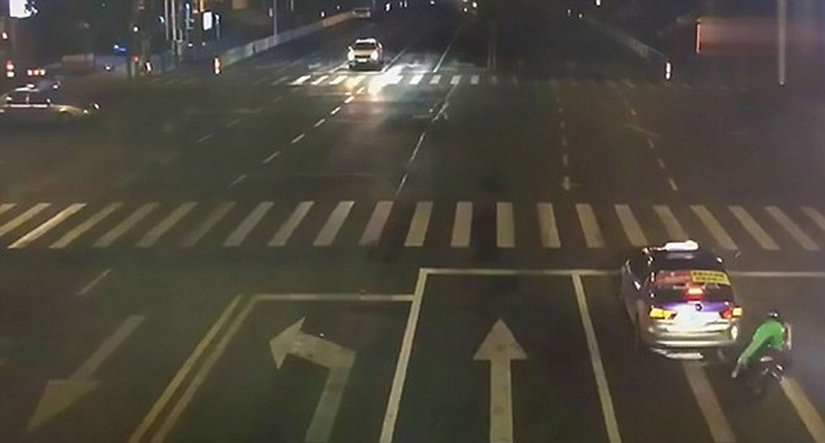 #Video Ciclista choca contra un taxi por estar mirando el celular #Video Ciclista choca contra un taxi por estar mirando el celular