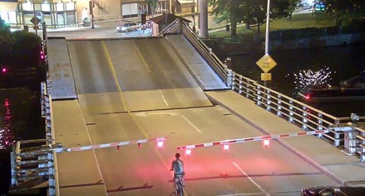 Ciclista casi muere aplastada por puente levadizo Ciclista casi muere aplastada por puente levadizo