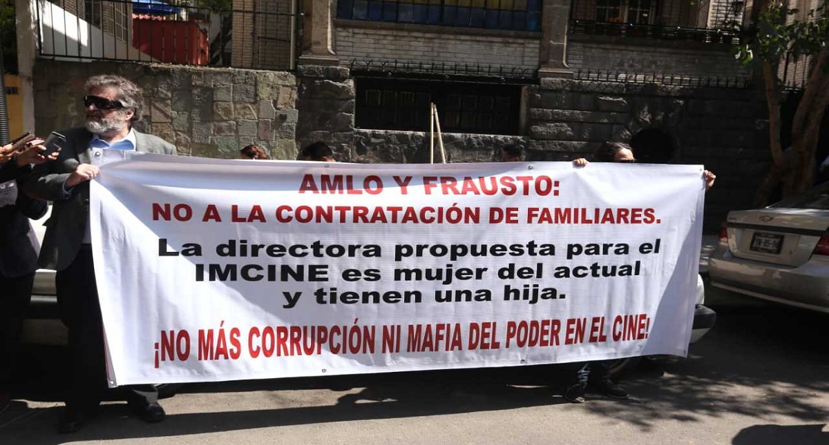 Cineastas instalan plantón afuera de oficinas de AMLO Cineastas instalan plantón afuera de oficinas de AMLO