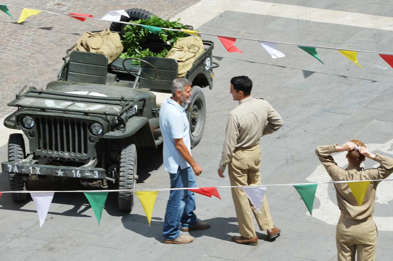 George Clooney reaparece en set de filmación tras accidente en moto - clooneyinterior