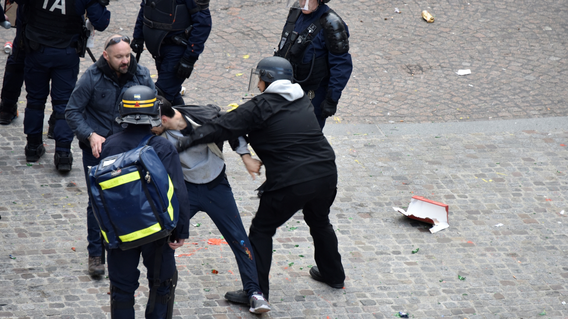 Inculpan a colaborador de seguridad de Macron que golpeó a manifestantes - colaborador-de-seguridad-de-macron-3