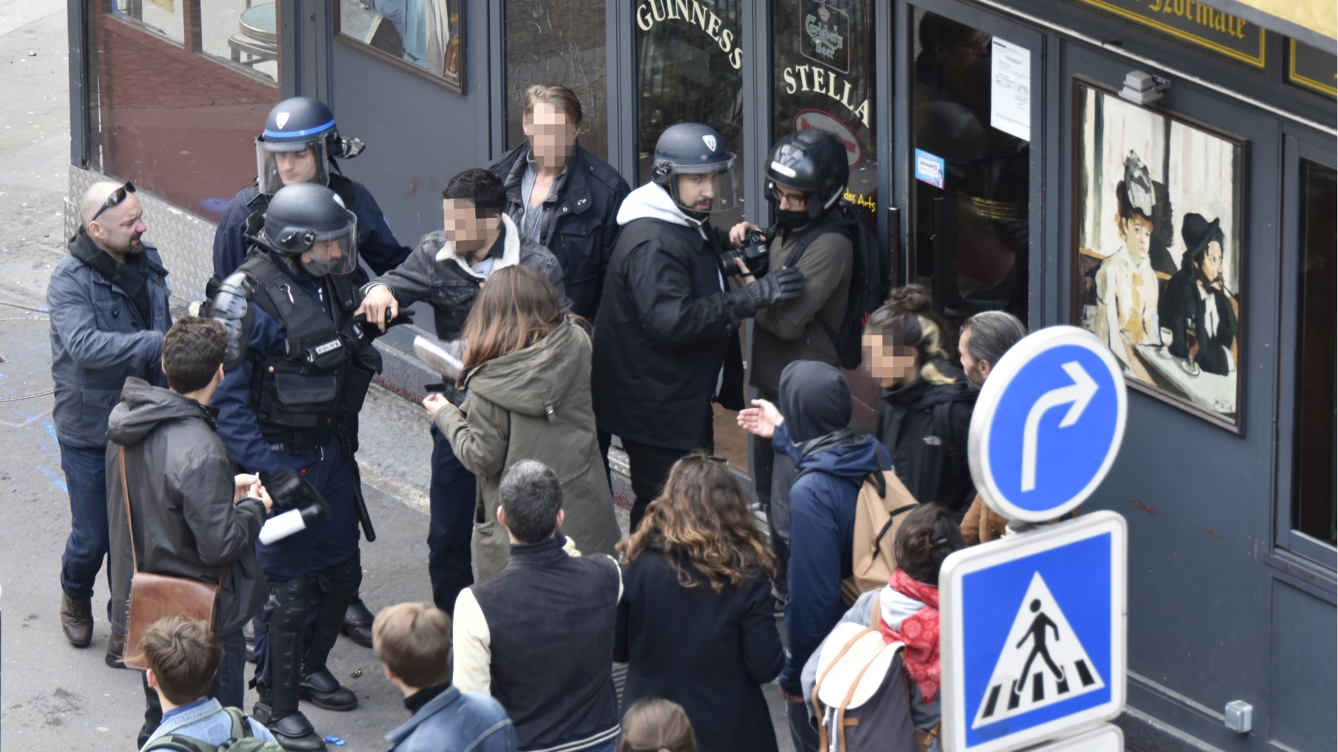 Inculpan a colaborador de seguridad de Macron que golpeó a manifestantes
