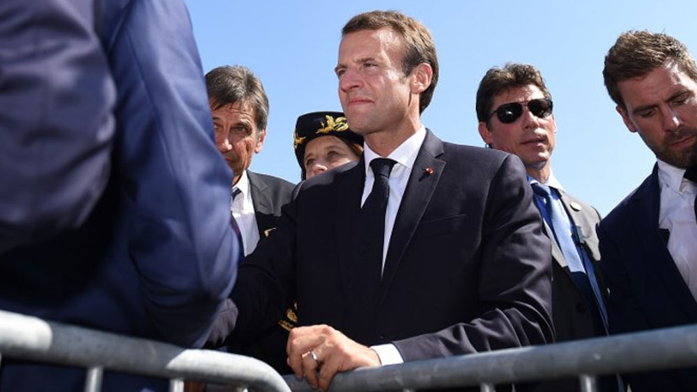 Investigan a jefe de seguridad de Macron por golpear a manifestante