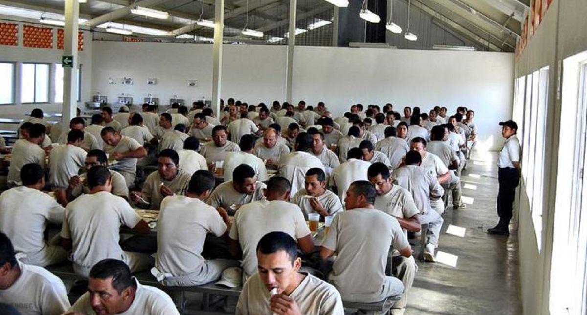 Reos de Aguascalientes ganan amparo contra comida con bacterias y hongos - comida-reos