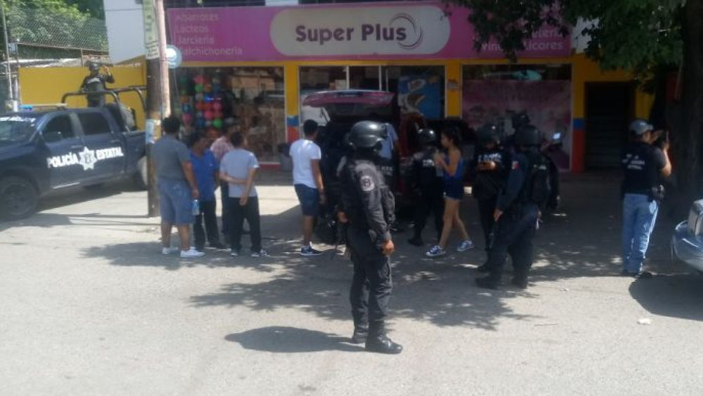 Policías comunitarios balean a turistas en Guerrero Policías comunitarios balean a turistas en Guerrero