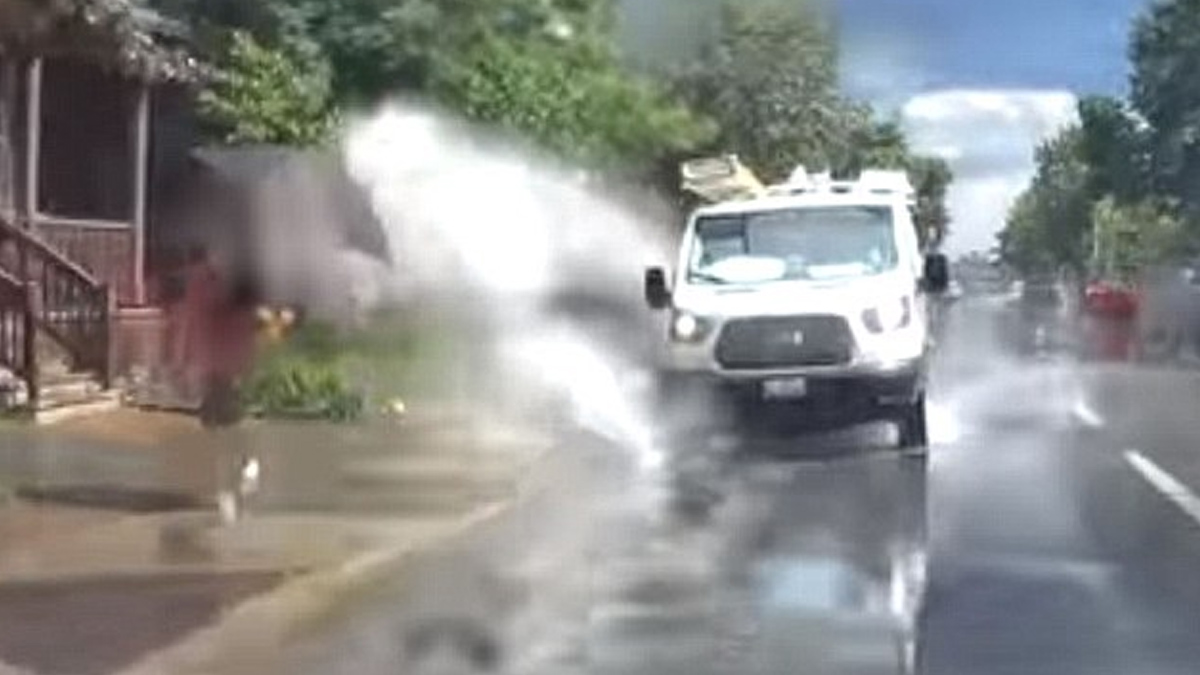 #Video Despiden a conductor de camioneta que mojaba peatones a propósito