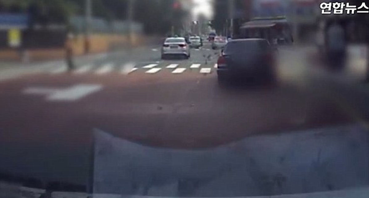 #Video Mujer arroja 260 mil pesos por la ventana de su coche #Video Mujer arroja 260 mil pesos por la ventana de su coche