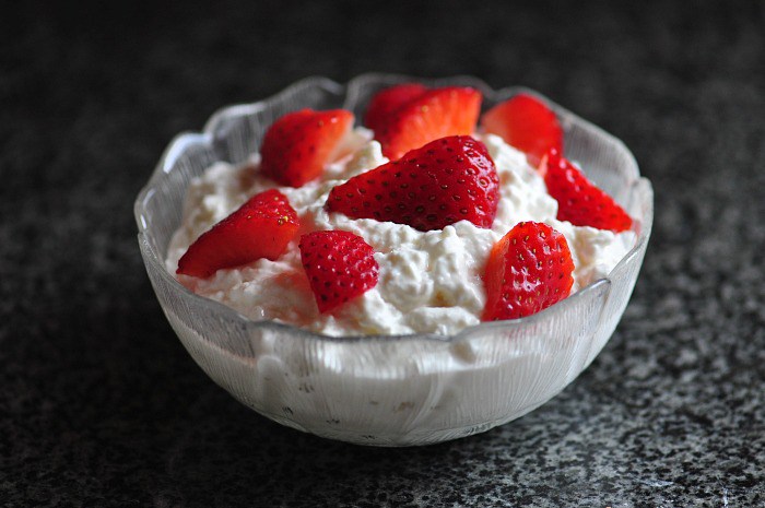 10 Healthy Snacks On The Go - cottage-cheese-and-strawberries-close-up1