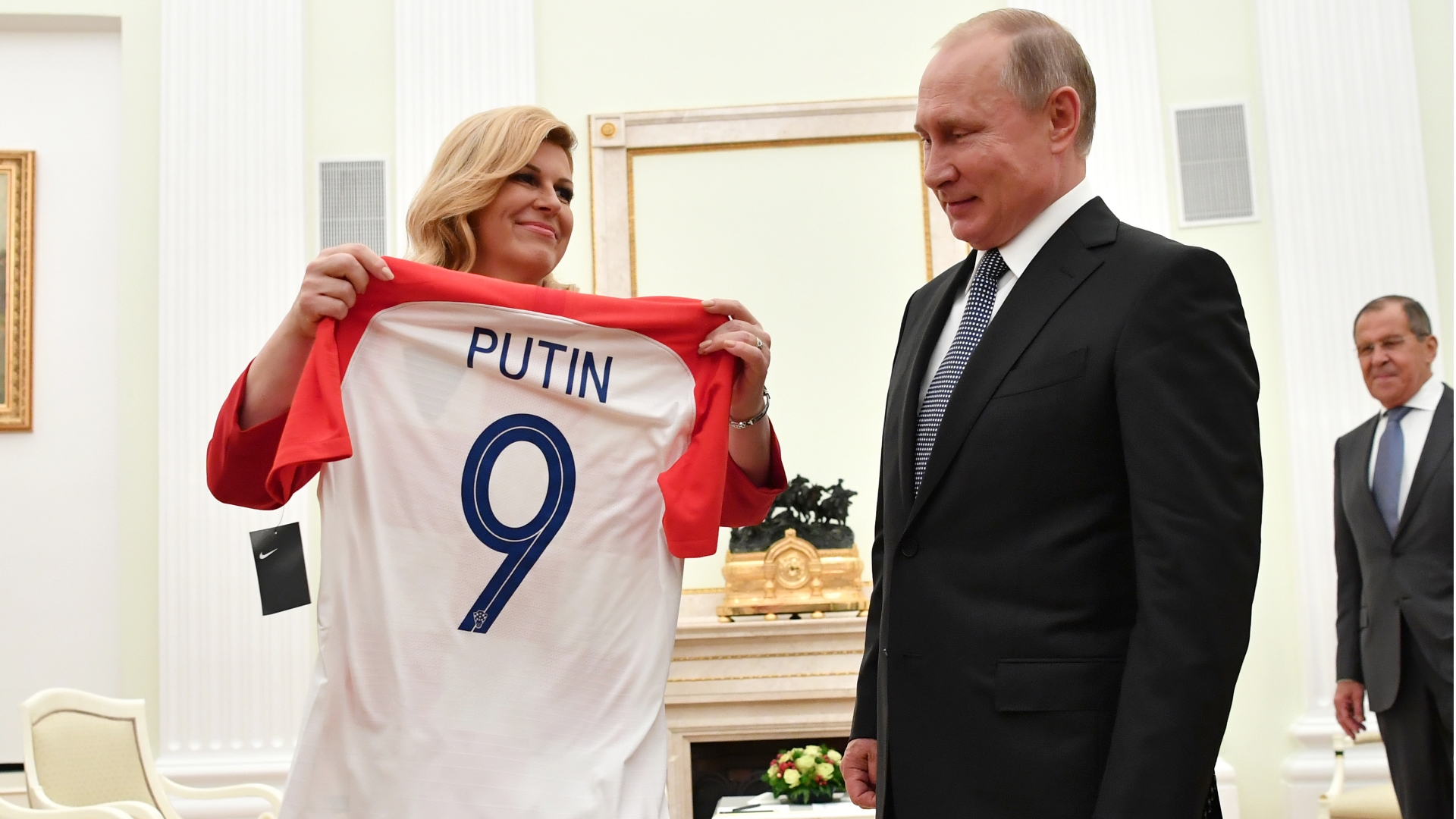 Presidenta de Croacia regala a Putin camiseta de su selección - croacia-camisa-vladimir-putin-kolinda-grabar-kitarovic-2