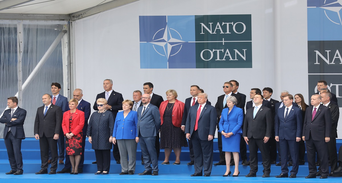 Decidimos independiente: Merkel responde críticas de Trump en la OTAN - cumbre-otan