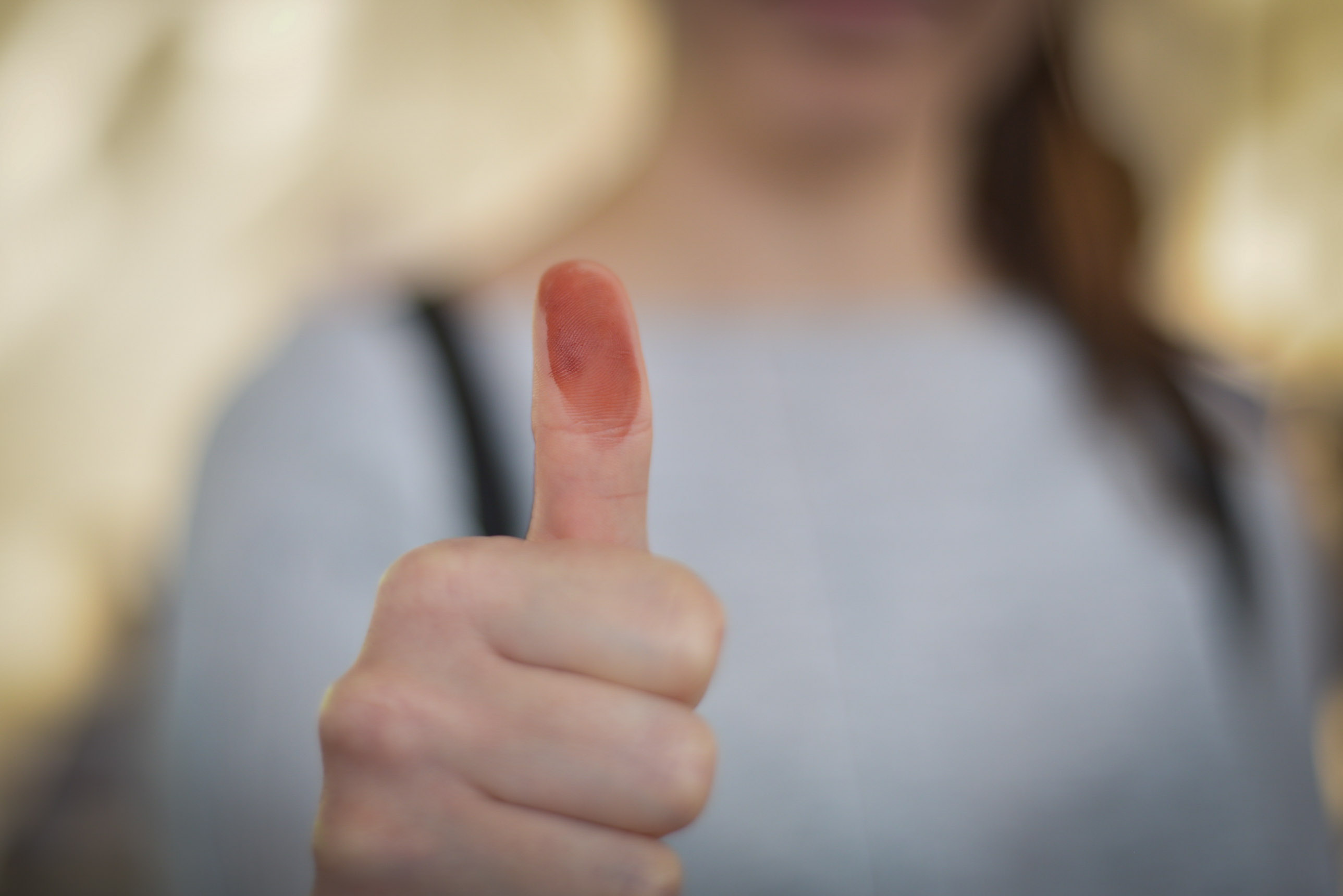 Los riesgos de compartir una foto del pulgar después de votar