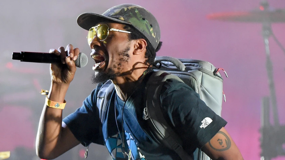 #Video Miembro de Gorillaz cae del escenario y se rompe las costillas