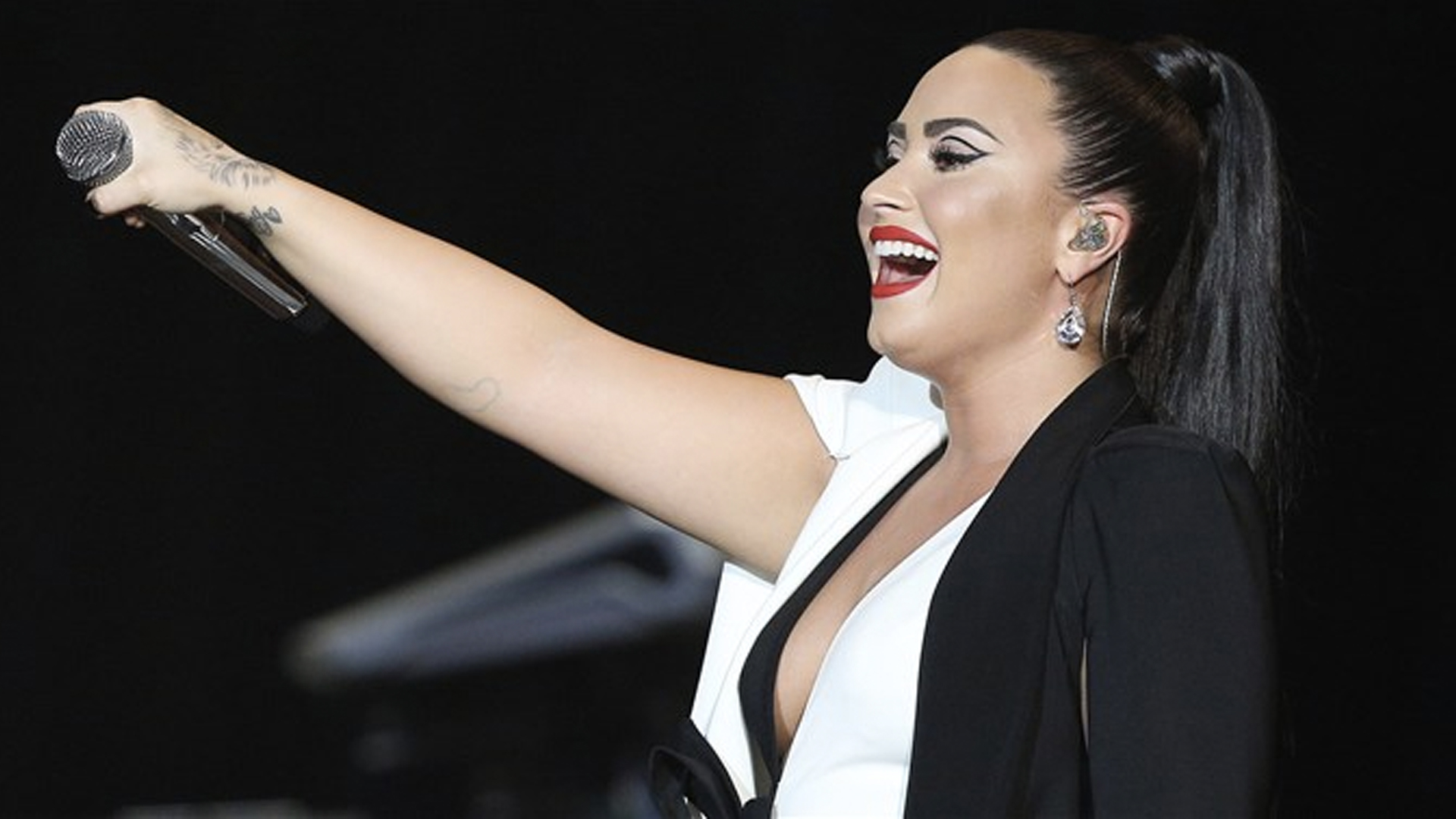 Demi Lovato, "despierta" y con su familia: representante - demi-lovato-1